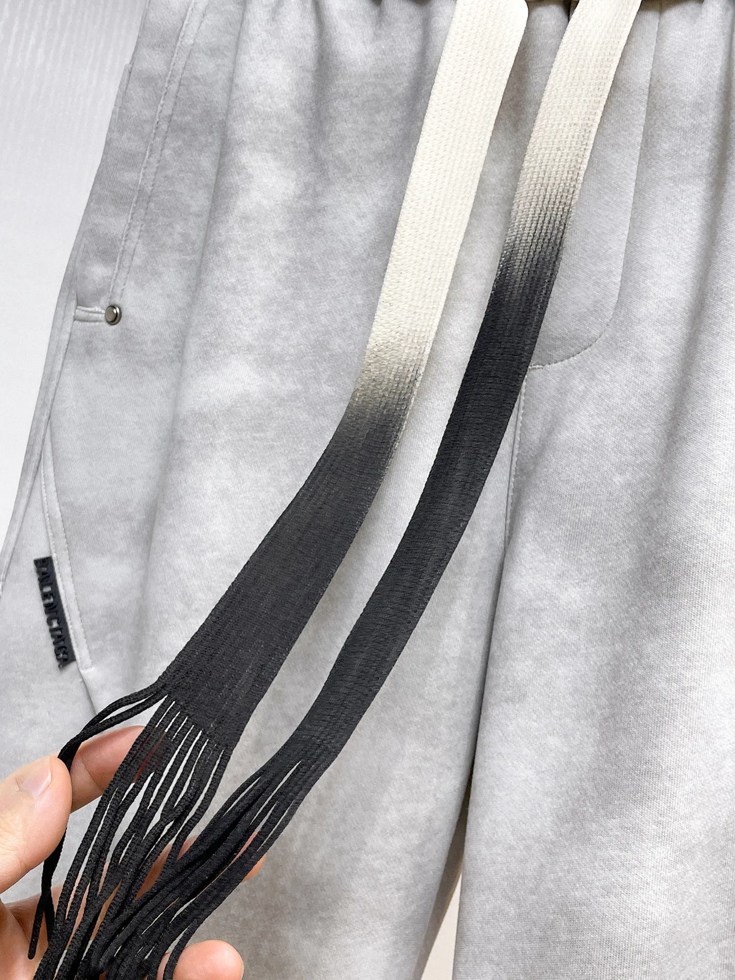 Balenciaga 🆕2026 Autumn and Winter New Arrival Casual Pants! The official website will be released simultaneously. Brand Classic LOGO casual pants, customized fabrics, excellent comfort and strong touch. Highly recognisable, perfect appearance and craftsmanship. Size:M-3XL